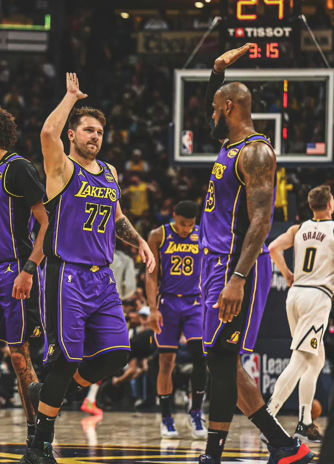 詹姆斯爆冷击败塞尔维亚队，绝杀引爆全场！