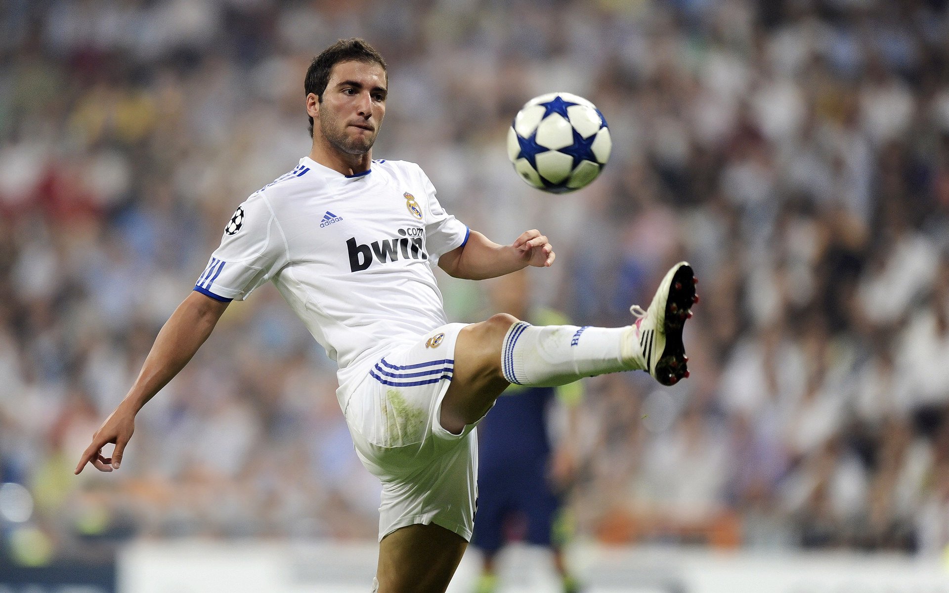 表现优异引发热议！，梅西在切尔西比赛中领先优势明显热度持续攀升